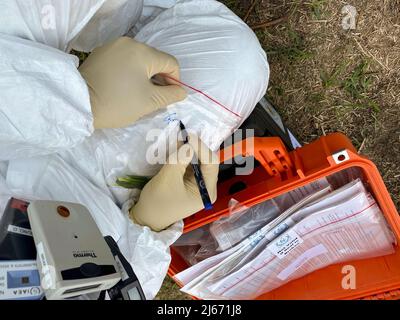 Gli esperti di sicurezza nucleare dell'AIEA effettuano misurazioni radiologiche nella zona di esclusione che circonda la centrale nucleare di Chornobyl in Ucraina. 27 aprile 2022. Photo Credit: AIEA Foto Stock