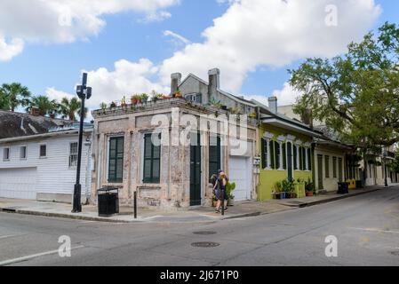 NEW ORLEANS, LA, USA - 23 APRILE 2022: Case storiche su un blocco residenziale del quartiere francese Foto Stock