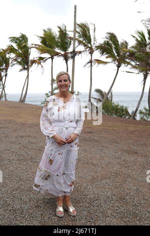 La contessa di Wessex, durante una visita al Pigeon Island National Landmark, una riserva di 44 acri che si trova al largo della costa nord-occidentale di Santa Lucia vicino a Gros Islet e che è proclamato uno dei monumenti più importanti della storia di Santa Lucia, Mentre continua la sua visita ai Caraibi con suo marito Conte di Wessex, per celebrare il Giubileo del platino della Regina. Data foto: Giovedì 28 aprile 2022. Foto Stock