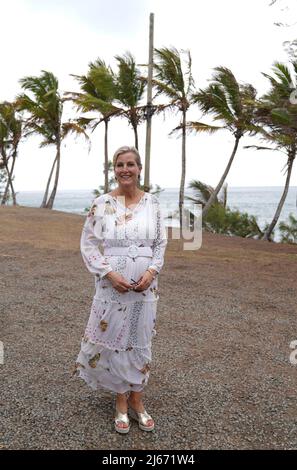 La contessa di Wessex, durante una visita al Pigeon Island National Landmark, una riserva di 44 acri che si trova al largo della costa nord-occidentale di Santa Lucia vicino a Gros Islet e che è proclamato uno dei monumenti più importanti della storia di Santa Lucia, Mentre continua la sua visita ai Caraibi con suo marito Conte di Wessex, per celebrare il Giubileo del platino della Regina. Data foto: Giovedì 28 aprile 2022. Foto Stock