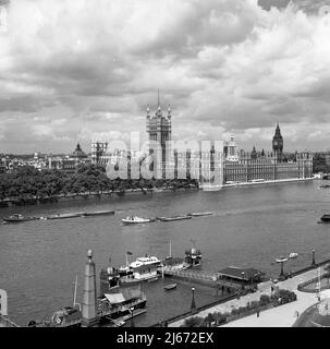 1960s, storico, vista dalla riva sud attraverso il fiume Tamigi agli edifici del Palazzo di Westminster, casa delle due Case del Parlamento britannico, la Camera dei Comuni e la Camera dei Lord. Il più alto degli edifici è la Torre Vctoria, l'altro è la lontana è la Torre dell'Orologio, comunemente nota come Big ben. Foto Stock