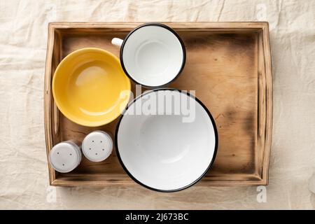 Svuotare le ciotole della cena in una scatola di legno. Concetto di ristorazione. Aprire il contenitore per gli alimenti Foto Stock