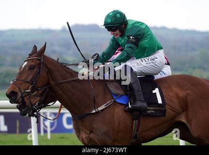 Blue Lord guidato da Paul Townend (a destra) sulla strada per vincere la Barberstown Castle Novice Chase il terzo giorno del Punchestown Festival all'ippodromo di Punchestown nella contea di Kildare, in Irlanda. Data foto: Giovedì 28 aprile 2022. Foto Stock