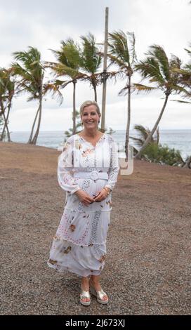 La contessa di Wessex durante una visita al Pigeon Island National Landmark, una riserva di 44 acri che si trova al largo della costa nord-occidentale di Santa Lucia vicino a Gros Islet e che è proclamato uno dei monumenti più importanti della storia di Santa Lucia, Mentre continua la sua visita ai Caraibi con suo marito Conte di Wessex, per celebrare il Giubileo del platino della Regina. Data foto: Giovedì 28 aprile 2022. Foto Stock