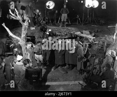 Il regista JAMES WHALE (da fotocamera con sigaretta in bocca) Cinematografo JOHN J. MESCALL (a destra dell'albero) ANDY DEVINE SLIM SUMMERVILLE e JOHN EMERY sul set candid durante le riprese DELLA STRADA INDIETRO 1937 il regista JAMES WHALE Novel Erich Maria Remarque sceneggiatura Charles Kenyon e R.C. Sherriff music Dimitri Tiomkin art direction Charles D. Hall Universal Pictures Foto Stock