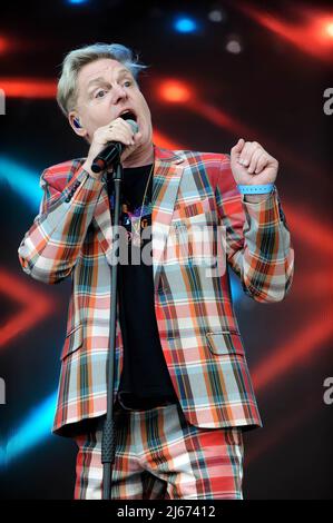 Leeds, Regno Unito. 22nd giugno 2019. Andy Bell, cantante di Erasure, suona dal vivo al Lets Rock Leeds 80s Festival. (Foto di Robin Burns/SOPA Images/Sipa USA) Credit: Sipa USA/Alamy Live News Foto Stock