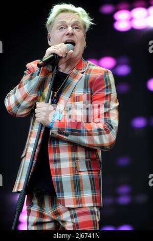 Leeds, Regno Unito. 22nd giugno 2019. Andy Bell, cantante di Erasure, suona dal vivo al Lets Rock Leeds 80s Festival. (Foto di Robin Burns/SOPA Images/Sipa USA) Credit: Sipa USA/Alamy Live News Foto Stock