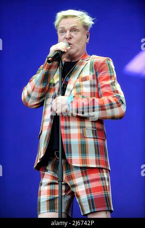 Leeds, Regno Unito. 22nd giugno 2019. Andy Bell, cantante di Erasure, suona dal vivo al Lets Rock Leeds 80s Festival. (Foto di Robin Burns/SOPA Images/Sipa USA) Credit: Sipa USA/Alamy Live News Foto Stock