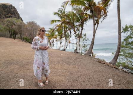 La contessa di Wessex durante una visita al Pigeon Island National Landmark, una riserva di 44 acri che si trova al largo della costa nord-occidentale di Santa Lucia vicino a Gros Islet e che è proclamato uno dei monumenti più importanti della storia di Santa Lucia, Mentre continua la sua visita ai Caraibi con suo marito Conte di Wessex, per celebrare il Giubileo del platino della Regina. Data foto: Giovedì 28 aprile 2022. Foto Stock