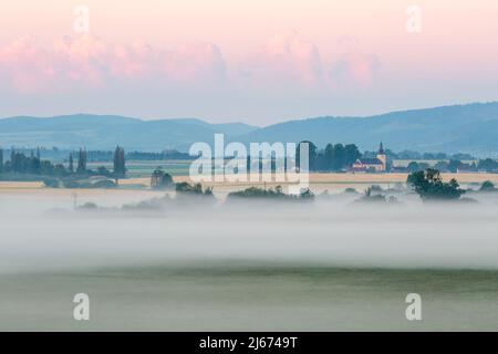 Nebbia terrestre nelle pianure del fiume Turiec, Slovacchia. Foto Stock