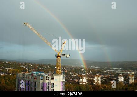 Costruzione gru a torre con arcobaleno Foto Stock