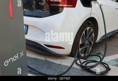 Roma, Italia. 28th Apr 2022. Auto elettrica in una stazione di ricarica, Roma, Italia, aprile 28 2022. Secondo il Guardian, guidare un'auto elettrica per un anno costerà quasi 600 libbre/711 euro in meno rispetto al suo equivalente benzina, dopo che i prezzi del carburante sono saliti in mezzo alle turbolenze nel mercato energetico globale causate dalla guerra in Ucraina. L'Unione europea ha proposto di vendere a partire dal 2035 solo veicoli a emissioni zero, con l'obiettivo di accelerare il passaggio ai veicoli elettrici a emissioni zero (EV) per combattere il riscaldamento globale. (Foto di Elisa Gestri/Sipa USA) Credit: Sipa USA/Alamy Live News Foto Stock