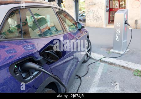 Roma, Italia. 28th Apr 2022. Auto elettrica in una stazione di ricarica, Roma, Italia, aprile 28 2022. Secondo il Guardian, guidare un'auto elettrica per un anno costerà quasi 600 libbre/711 euro in meno rispetto al suo equivalente benzina, dopo che i prezzi del carburante sono saliti in mezzo alle turbolenze nel mercato energetico globale causate dalla guerra in Ucraina. L'Unione europea ha proposto di vendere a partire dal 2035 solo veicoli a emissioni zero, con l'obiettivo di accelerare il passaggio ai veicoli elettrici a emissioni zero (EV) per combattere il riscaldamento globale. (Foto di Elisa Gestri/Sipa USA) Credit: Sipa USA/Alamy Live News Foto Stock
