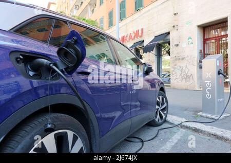 Roma, Italia. 28th Apr 2022. Auto elettrica in una stazione di ricarica, Roma, Italia, aprile 28 2022. Secondo il Guardian, guidare un'auto elettrica per un anno costerà quasi 600 libbre/711 euro in meno rispetto al suo equivalente benzina, dopo che i prezzi del carburante sono saliti in mezzo alle turbolenze nel mercato energetico globale causate dalla guerra in Ucraina. L'Unione europea ha proposto di vendere a partire dal 2035 solo veicoli a emissioni zero, con l'obiettivo di accelerare il passaggio ai veicoli elettrici a emissioni zero (EV) per combattere il riscaldamento globale. (Foto di Elisa Gestri/Sipa USA) Credit: Sipa USA/Alamy Live News Foto Stock