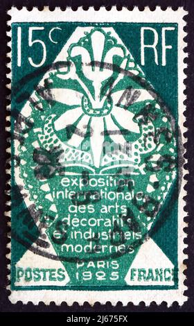 FRANCIA - CIRCA 1925: Un francobollo stampato in Francia mostra Majolica Vase, Salone Internazionale delle Arti moderne decorative a Parigi, circa 1925 Foto Stock