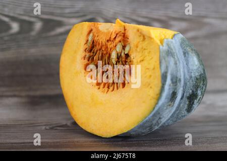 Zucca a fette. Una zucca è una cultivar di zucca d'inverno che è rotonda con la pelle liscia, leggermente nervata, ed è più spesso giallo profondo ad arancio in c Foto Stock