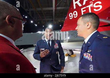 Hazelwood, Stati Uniti. 28th Apr 2022. Richard M. Clark, sovrintendente della U.S. Air Force Academy, parla con gli amici in seguito al lancio del nuovo addestratore avanzato T-7A Red Hawk, che sarà consegnato alla U.S. Airforce, presso la sede centrale della Boeing di Hazelwood, Missouri, giovedì 28 aprile 2022. L'Air Force ha ordinato 352 allenatori che incorporano una livrea a coda rossa in onore degli Airmen Tuskegee della seconda guerra mondiale Foto di Bill Greenblatt/UPI Credit: UPI/Alamy Live News Foto Stock