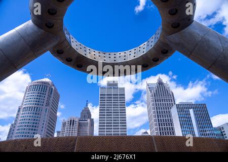 Horace E. Dodge e Son Memorial Fountain al Philip A. Hart Plaza, nel centro di Detroit, Michigan, USA, con vista sui grattacieli Foto Stock