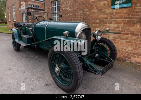 1926 Bentley 3-litri “Red Label” Speed Model Tourer ‘YO 6757’ in mostra al Scramble di aprile che si tiene presso il Bicester Heritage Centre il 23rd aprile Foto Stock