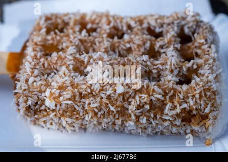 Cialde belghe con salsa di caramello isolate su sfondo bianco. Foto Stock