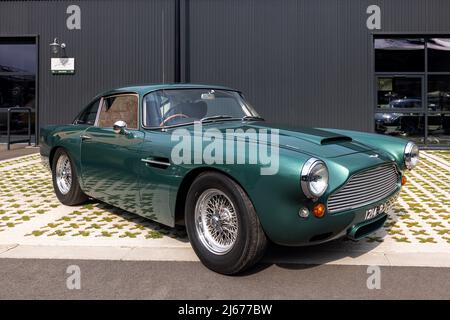 1963 Aston Martin DBG GT ‘1214 PJ’ in mostra allo Scramble di aprile che si è tenuto presso il Bicester Heritage Centre il 23rd aprile 2022 Foto Stock