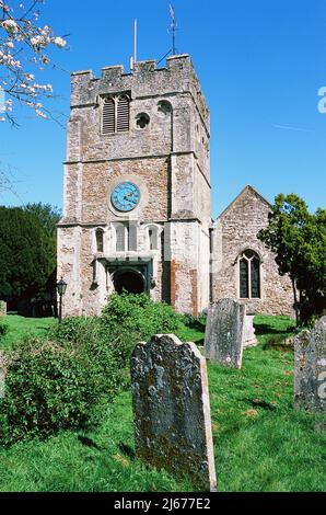 La torre della chiesa di San Pietro e San Paolo ad Appledore, Kent, Inghilterra meridionale Foto Stock