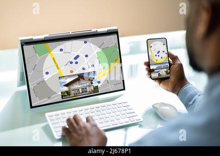 L uomo alla ricerca di Real Estate online su telefono cellulare Foto Stock