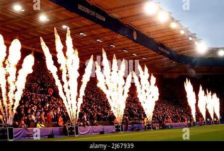 Leicester, Regno Unito. 28th aprile 2022. Pirotecnici prima della partita della UEFA Europa Conference League al King Power Stadium di Leicester. Il credito dell'immagine dovrebbe leggere: Darren Staples / Sportimage Credit: Sportimage/Alamy Live News Foto Stock