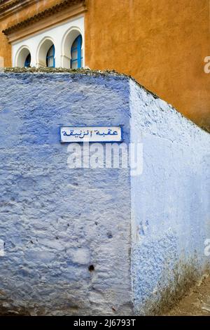 Un piccolo cartello stradale in Chefchaouen Marocco Foto Stock