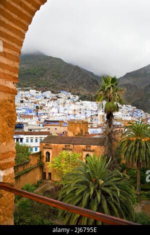 Vista dall'arco Kasbah Chefchaouen Marocco Foto Stock