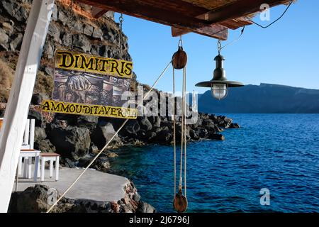 Oia, Grecia - 11 maggio 2021 : una luce di pescatori all'aperto e Dimitris Fish Tavern segno in Oia Santorini Foto Stock