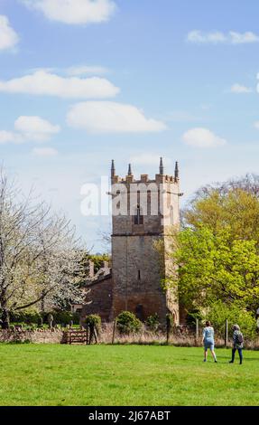 La chiesa parrocchiale di Santa Barbara nel villaggio Worcestershire di Ashton Under Hill, ai piedi delle colline di Bredon Foto Stock