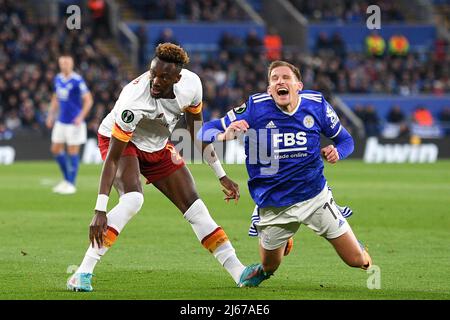 LEICESTER, REGNO UNITO. APR 28th Tammy Abraham di AS Roma fouls Marc Albrighton di Leicester City durante la semifinale 1st della UEFA Europa Conference League tra Leicester City e AS Roma al King Power Stadium di Leicester giovedì 28th aprile 2022. (Credit: Jon Hobley | MI News) Foto Stock