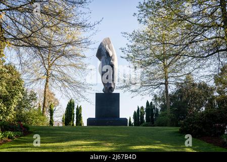 Scultura in acqua, 2012, di NIC Fiddian-Green in cima a Battleston Hill, Wisley Garden, Surrey, Inghilterra, Regno Unito Foto Stock