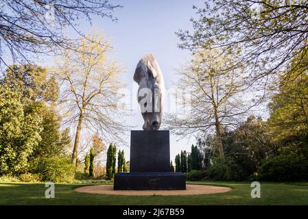 Scultura in acqua, 2012, di NIC Fiddian-Green in cima a Battleston Hill, Wisley Garden, Surrey, Inghilterra, Regno Unito Foto Stock