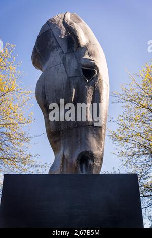 Scultura in acqua, 2012, di NIC Fiddian-Green in cima a Battleston Hill, Wisley Garden, Surrey, Inghilterra, Regno Unito Foto Stock