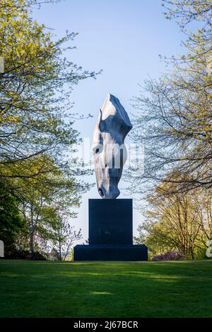 Scultura in acqua, 2012, di NIC Fiddian-Green in cima a Battleston Hill, Wisley Garden, Surrey, Inghilterra, Regno Unito Foto Stock