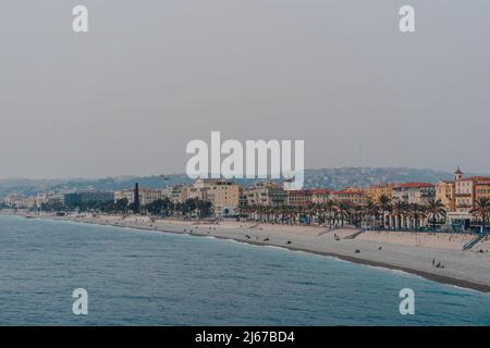 Nizza, Francia - 11 marzo 2022: Vista della spiaggia e della città di Nizza, una famosa destinazione turistica sulla Costa Azzurra, da un punto di vista su Quai Ra Foto Stock