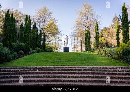 Scultura in acqua, 2012, di NIC Fiddian-Green in cima a Battleston Hill, Wisley Garden, Surrey, Inghilterra, Regno Unito Foto Stock