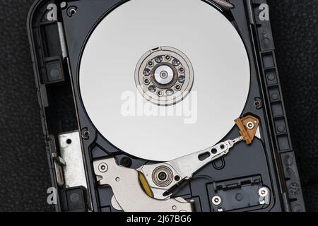 Parti meccaniche del disco rigido (HDD) all'interno di un computer. Foto Stock