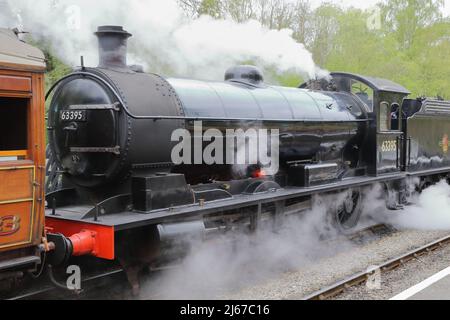 Treno a vapore NYR (North Yorkshire Railway) nella stazione di Grosmont. Foto Stock