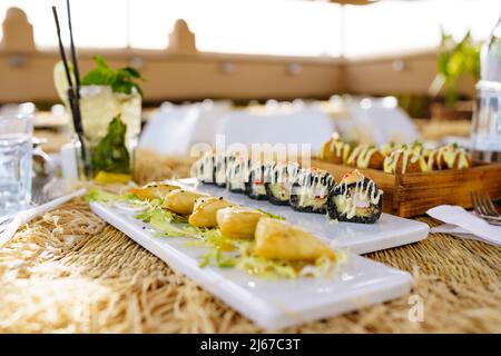 Cucina tradizionale marocchina a Marrakesh con sushi couscous e Mojito Foto Stock