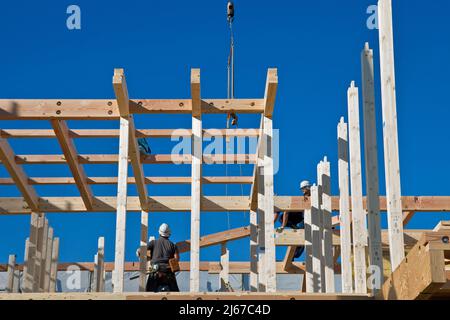 I falegnami lavorano nella costruzione di case prefabbricate a Ontakesan, Tokyo, Giappone Foto Stock