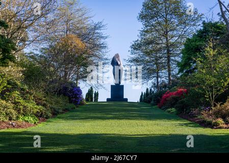 Scultura in acqua, 2012, di NIC Fiddian-Green in cima a Battleston Hill, Wisley Garden, Surrey, Inghilterra, Regno Unito Foto Stock