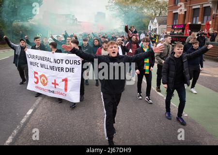 Manchester, Regno Unito 28 aprile 2022. I sostenitori del Manchester United protestano contro i Glazers per la seconda volta questo mese. I tifosi marciano a Old Trafford per boicottare i primi 17 minuti del gioco, il che significa un minuto per ogni anno che i Glazers hanno posseduto il club. Andy Barton/Alamy Live News Foto Stock