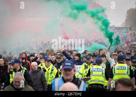 Manchester, Regno Unito 28 aprile 2022. I sostenitori del Manchester United protestano contro i Glazers per la seconda volta questo mese. I tifosi marciano a Old Trafford per boicottare i primi 17 minuti del gioco, il che significa un minuto per ogni anno che i Glazers hanno posseduto il club. Andy Barton/Alamy Live News Foto Stock