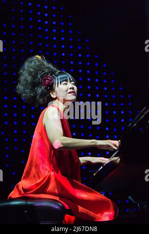 Il pianista jazz giapponese Hiromi Uehara ha suonato insieme ad un quartetto d'archi al Bobycentrum di Brno, Repubblica Ceca, il 28 aprile 2022. (CTK Photo/Patrik Uhlir) Foto Stock