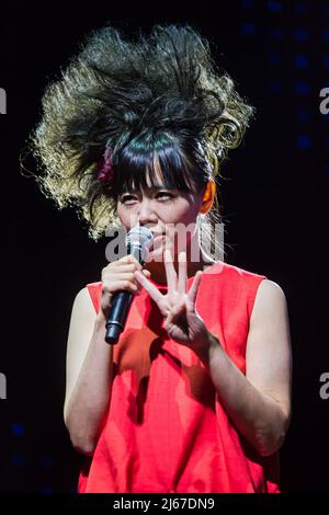 Il pianista jazz giapponese Hiromi Uehara ha suonato insieme ad un quartetto d'archi al Bobycentrum di Brno, Repubblica Ceca, il 28 aprile 2022. (CTK Photo/Patrik Uhlir) Foto Stock