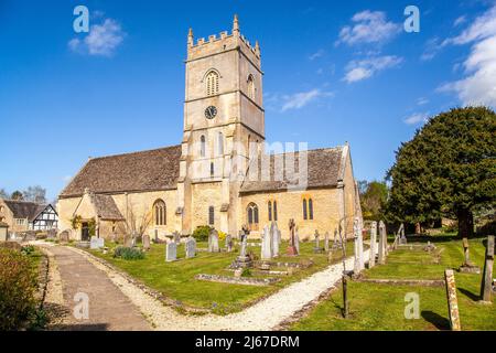 La chiesa parrocchiale e il cortile della chiesa di San Giovanni Battista nel villaggio Worcestershire di Beckford, situato ai piedi delle colline di Bredon Foto Stock