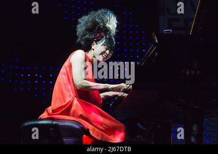 Il pianista jazz giapponese Hiromi Uehara ha suonato insieme ad un quartetto d'archi al Bobycentrum di Brno, Repubblica Ceca, il 28 aprile 2022. (CTK Photo/Patrik Uhlir) Foto Stock